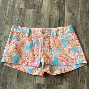 Lilly Pulitzer low rise fish print shorts. Size 00